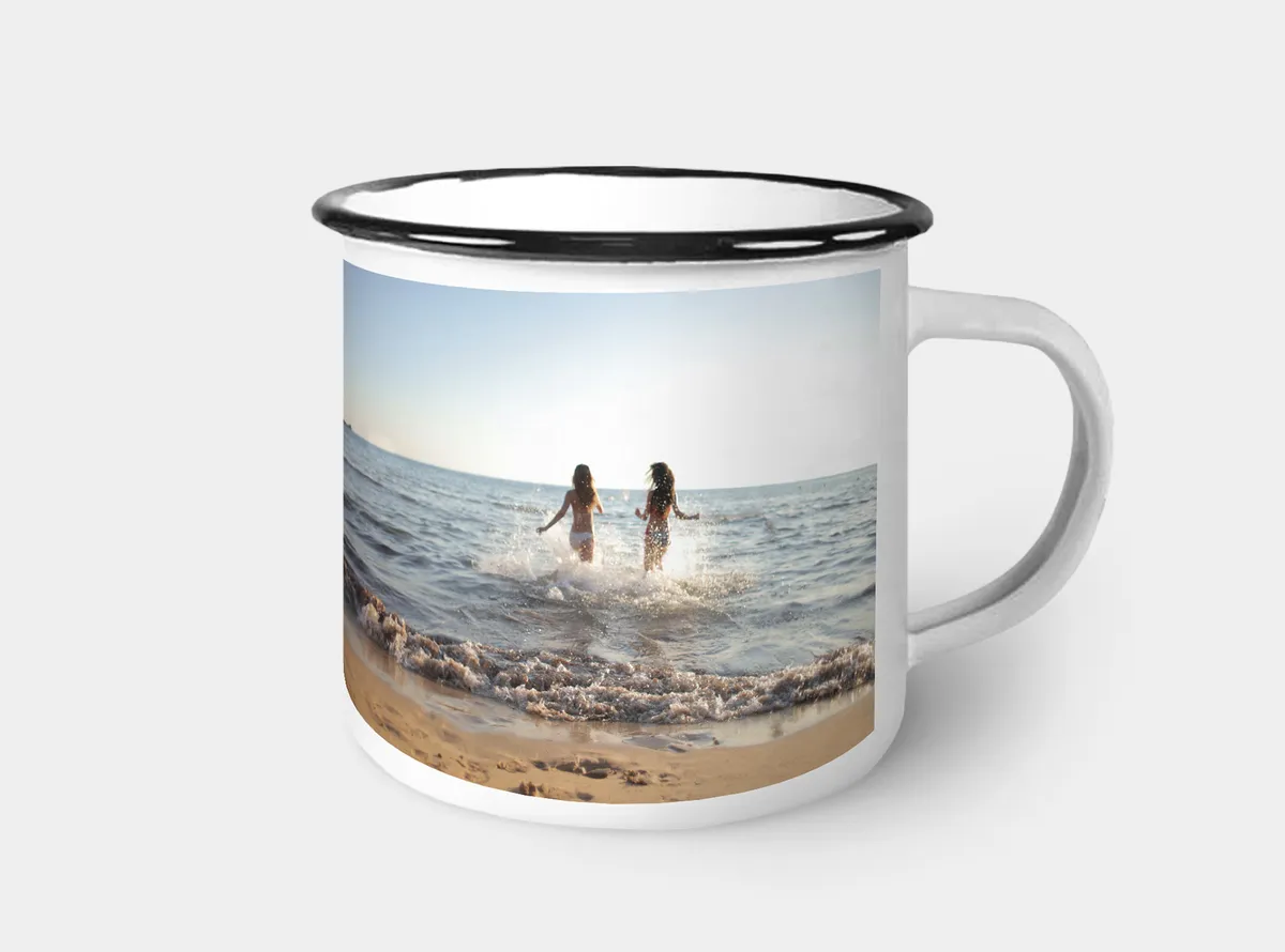 Foto von zwei Frauen, die am Strand baden auf Emailletasse