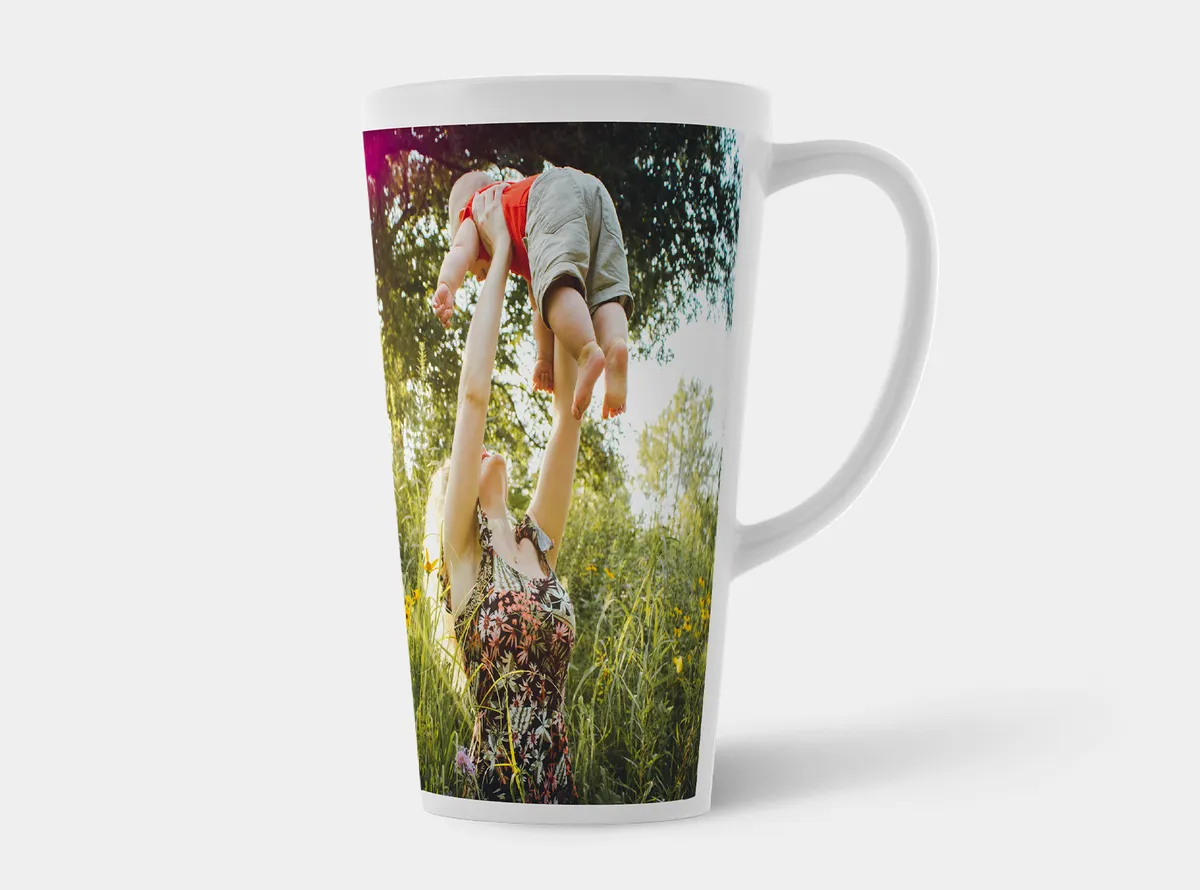 Latte Macchiato Tasse mit Foto von Mutter und Kind in hohem Gras