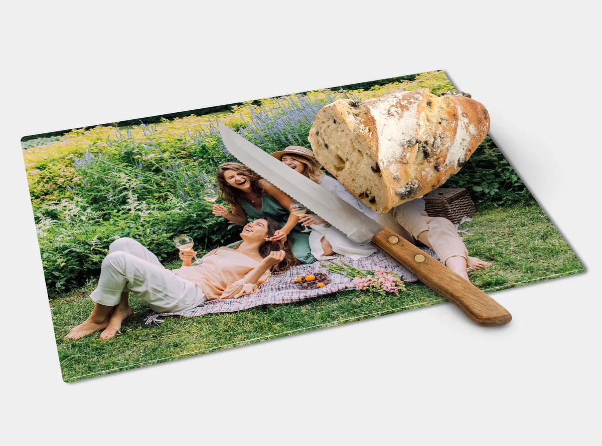Foto von Freundinnen beim Picknick auf Schneidebrett