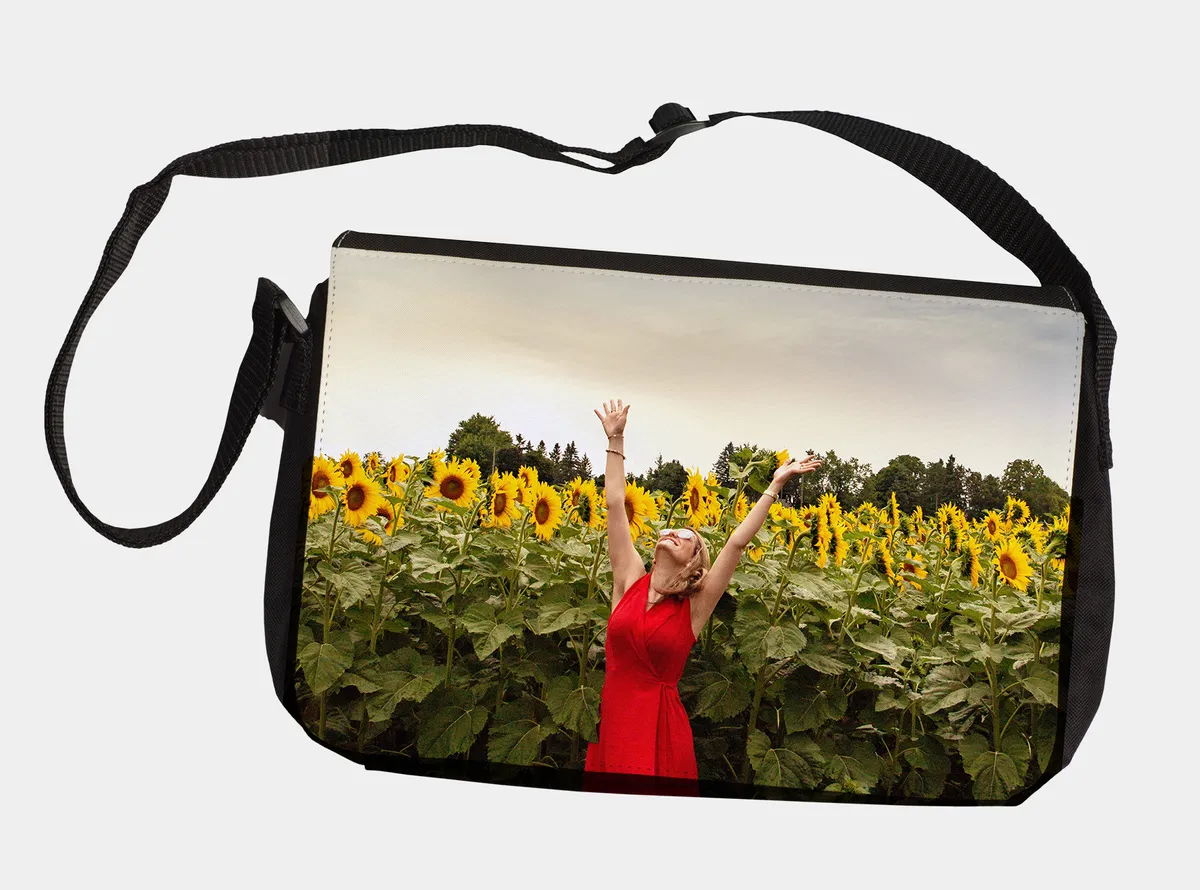 Reportertasche zum Umhängen mit Foto von blonder Frau im Sonnenblumenfeld