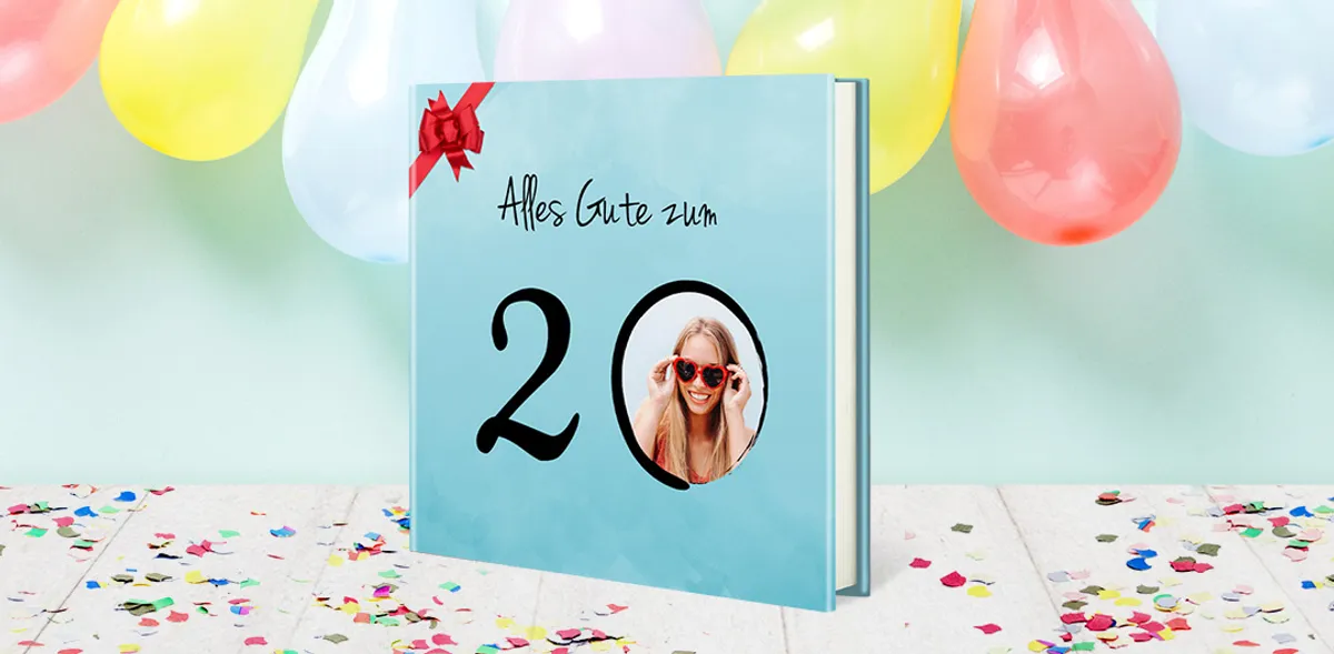 Fotobuch zum 20. Geburtstag mit Luftballons im Hintergrund 