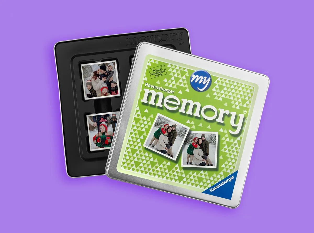 Personligt Ravensburger foto-memoryspil ligger på en lilla baggrund.