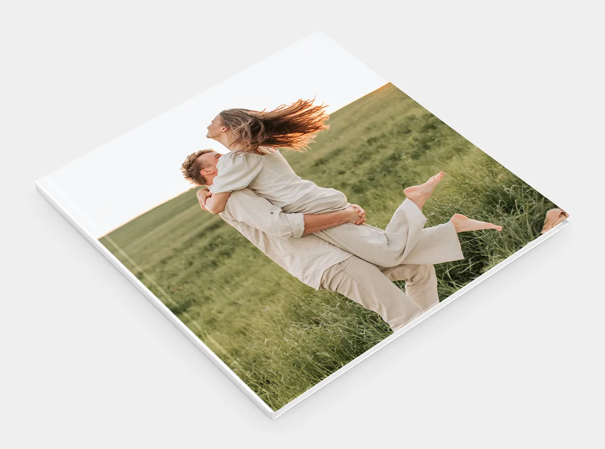 Echtfotobuch Hardcover 20x20 gestalten - Foto vom verliebten Pärchen, das sich umarmt
