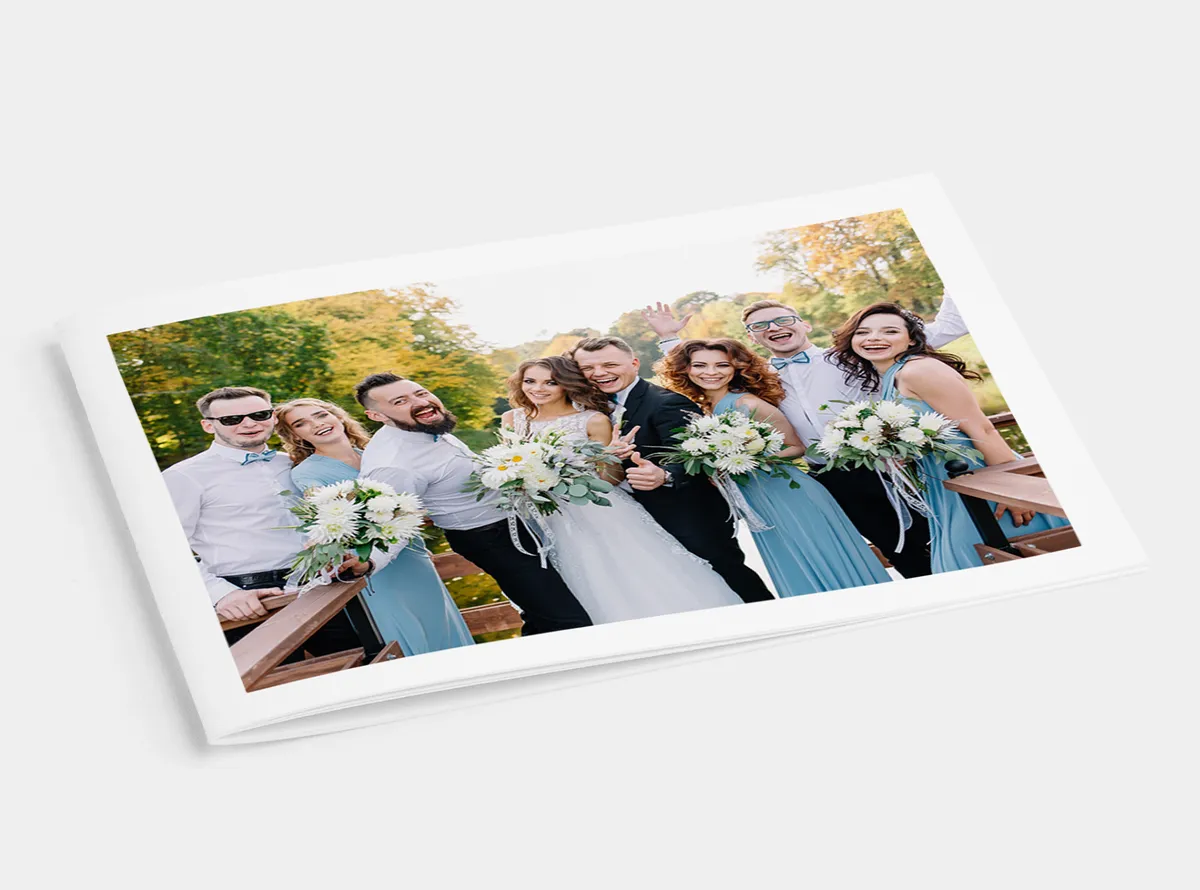Fotoheft A6 quer mit Gruppenfoto eines Brautpaares und ihrer Gäste auf einer Hochzeit