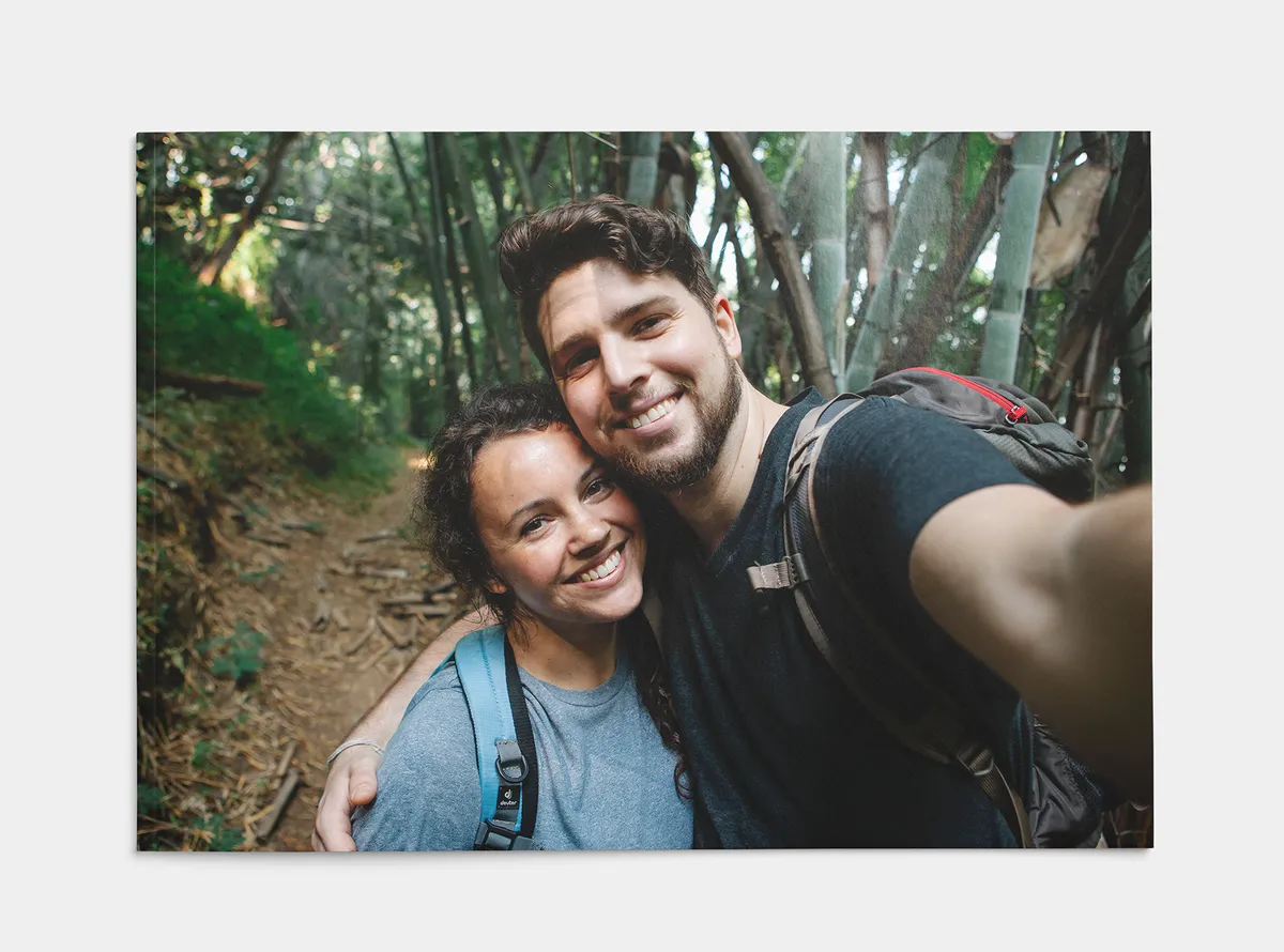 Fotobuch Softcover A4 quer | Pärchen macht ein Selfie auf einem Wanderweg