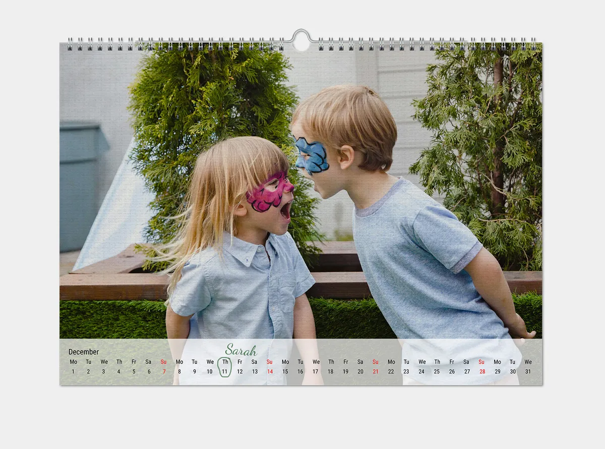 Premium Kalender mit einem Foto von zwei kleinen Kindern, die geschminkt sind