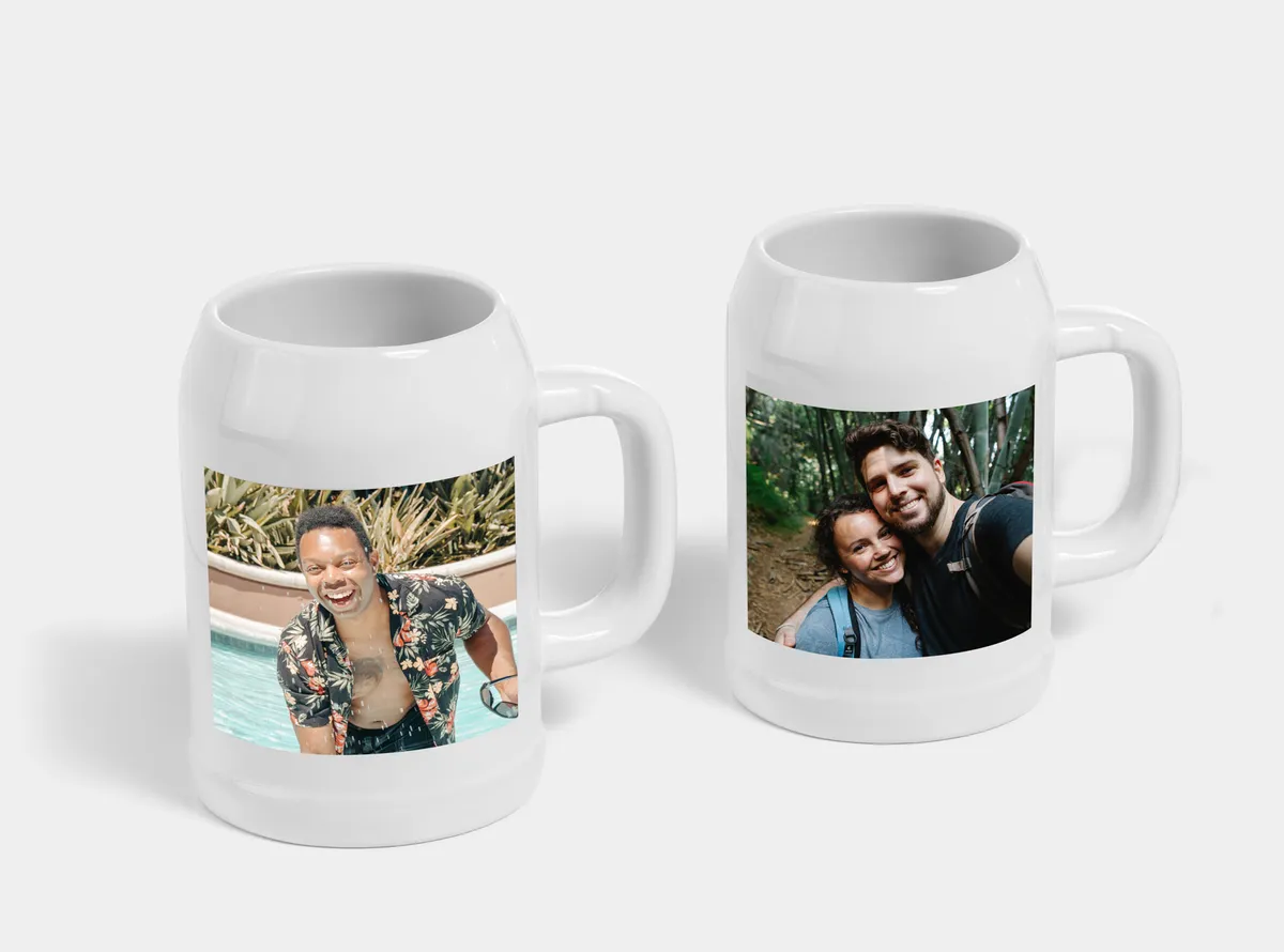 Zwei Bierkrüge mit Urlaubsfoto und einem Pärchenbild