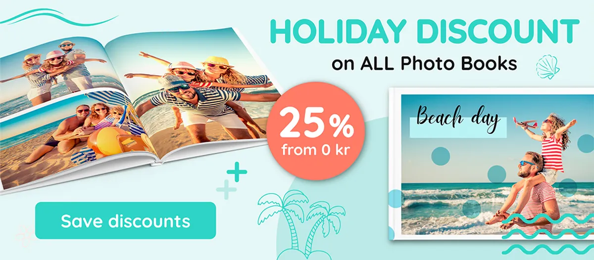Fotobücher mit Urlaubsbildern einer Familie auf einem türkisen Hintergrund und ein Rabatt-Badge mit 25% Rabatt