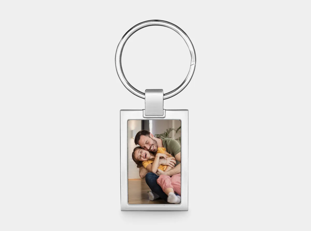 Schlüsselanhänger mit Foto von Vater und Tochter beim Kichern