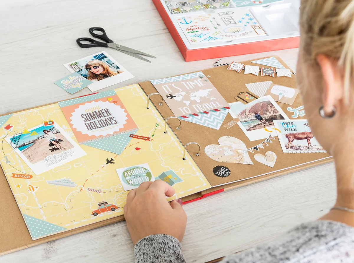 Frau erstellt ein Scrapbook mit fotokasten Scrapbooking-Material