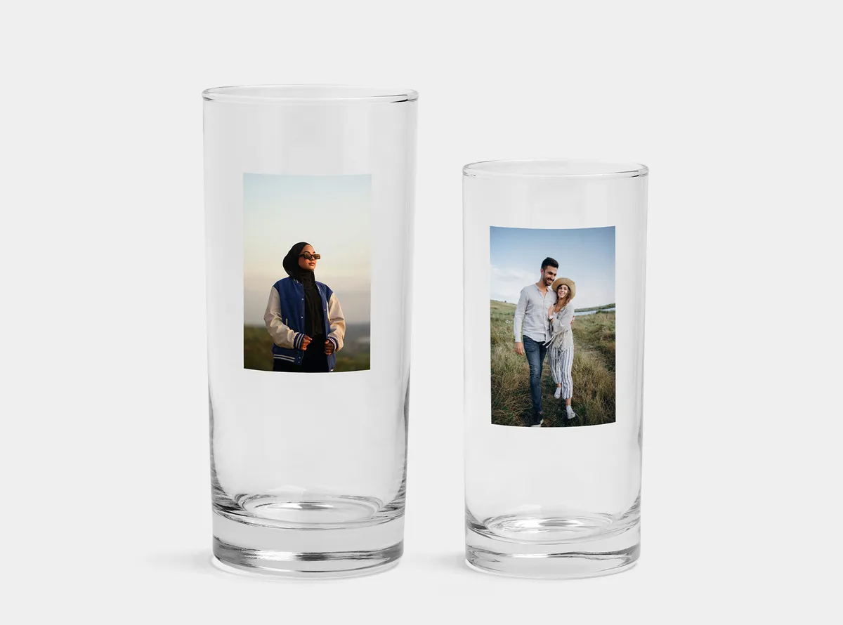 Trinkgläser mit Foto von Pärchen und mit einem Bild von einer Frau mit Sonnenbrille